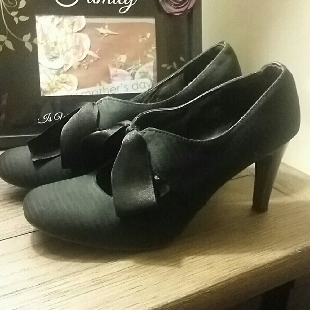 Adorable black pumps